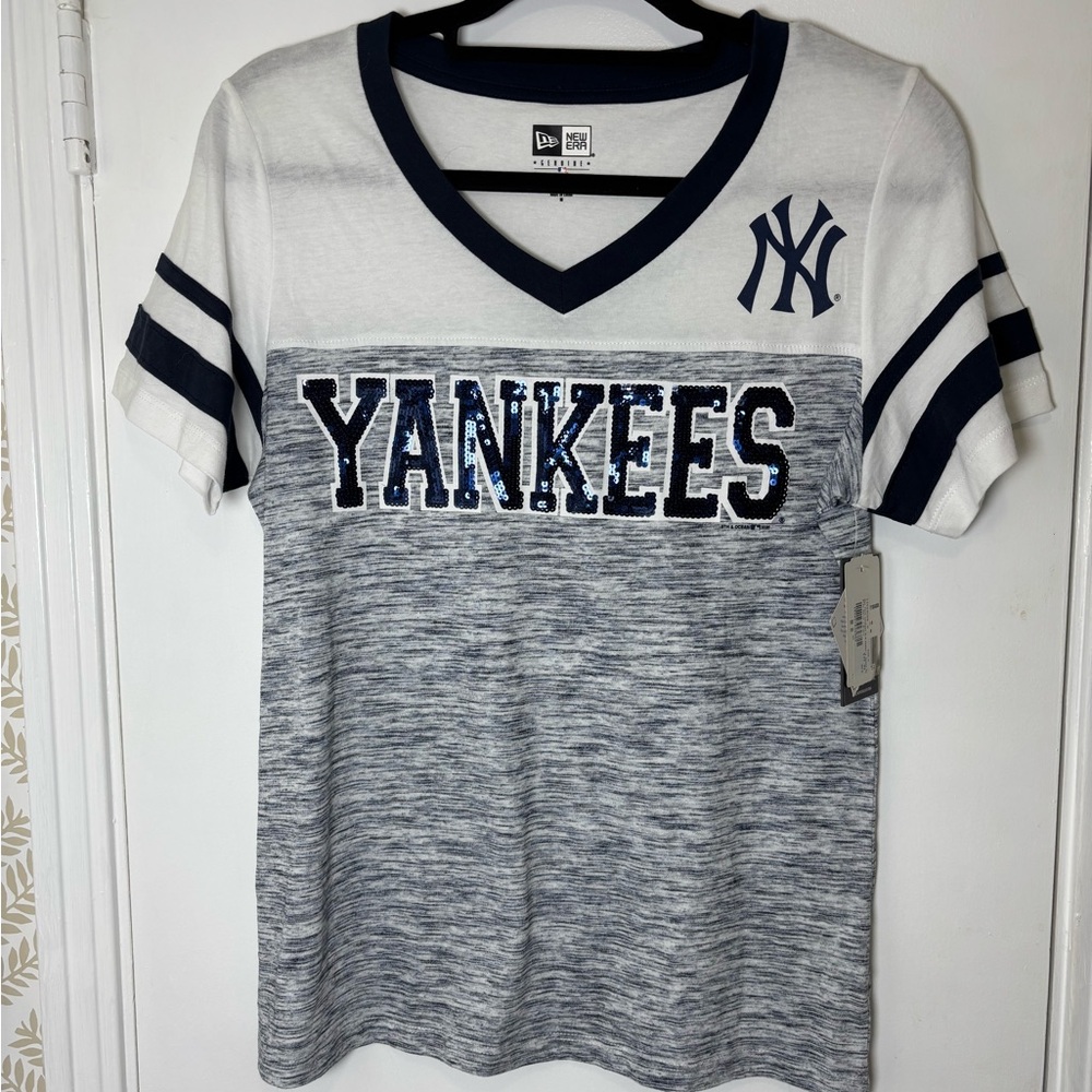 NWT New Era Navy and White V-Neck New York Yankees T-Shirt Women Size Medium